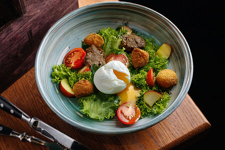 Салат с куриной печенью и садовыми яблоками