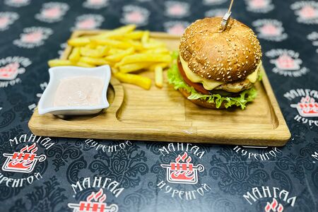Бургер с курицей и картофелем фри 