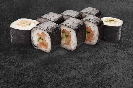 Ролл Классический с огурцом и лососем