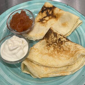 Блины со сметаной и джемом Вишня 