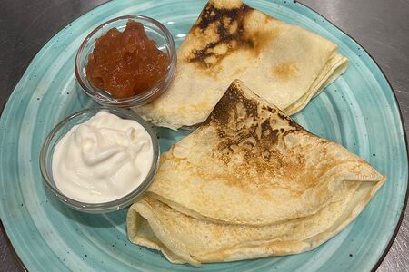 Блины со сметаной и джемом Вишня 