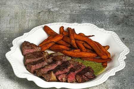 Антрекот с батат фри и фирменным соусом