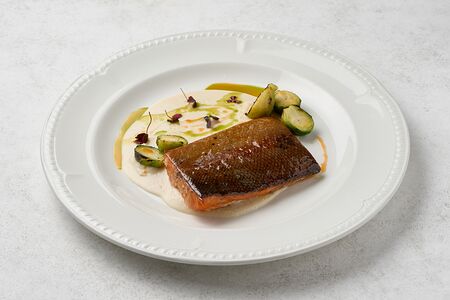 Копченая Карельская Форель с кремом из цветной капусты 