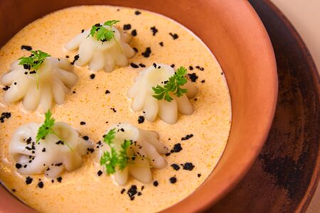 Хинкалиоли в соусе том ям с курицей и креветкой