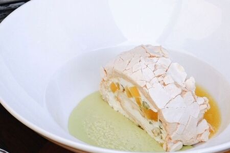 Меренговый рулет с маракуйей и фисташками