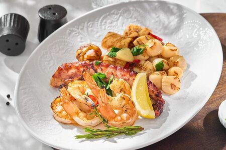 Ассорти морепродуктов на гриле 