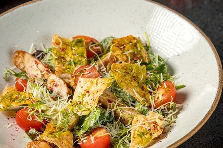 Салат Цезарь с курицей