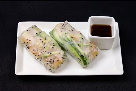 Свежие спринг-роллы с креветкой и соусом манго-кимчи 