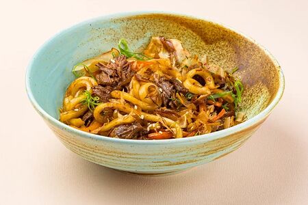 Удон с рваным мясом в соусе черный перец 