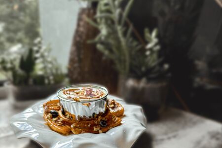 Панкейк с карамелизированным бананом, пеканом и карамелью