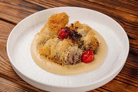 Пахлава из телятины на подушке из нежного хумуса