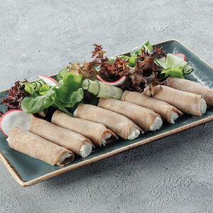 Рулетики из языка с муссом из хрена и сливочного сыра 