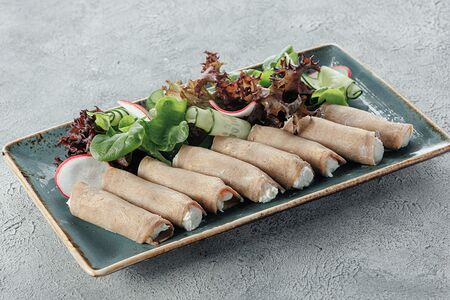 Рулетики из языка с муссом из хрена и сливочного сыра 