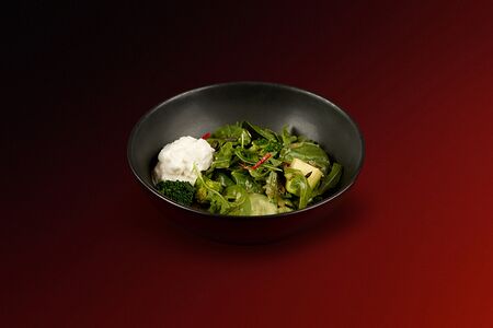 Зеленый салат со страчателлой