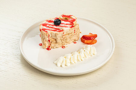 Меренговый рулет с малиной