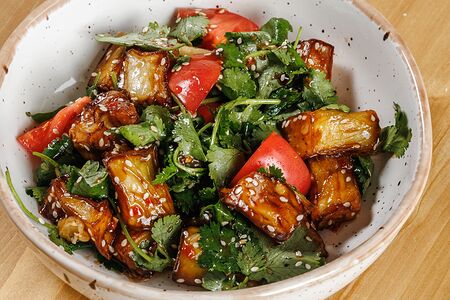 Салат с хрустящими баклажанами