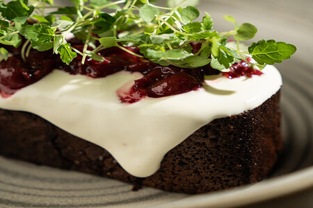 Брауни с вишней конфи