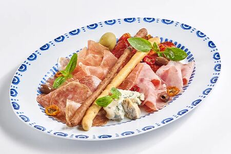 Ассорти традиционных итальянских закусок