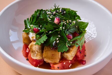 С хрустящим баклажаном и томатом