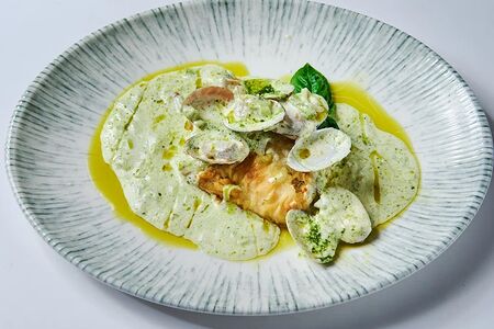 Треска в сливочном песто с моллюсками вонголе 