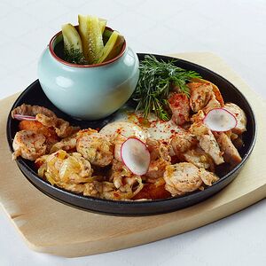 Сковорода с колбасками, свининой и картофелем