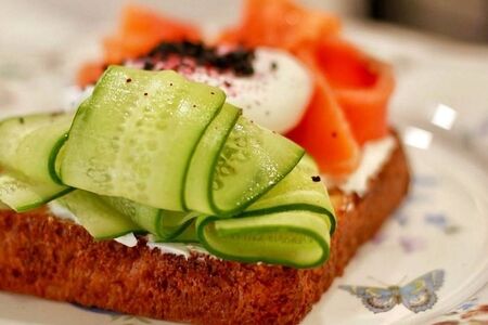 Бриошь с форелью и яйцом пашот