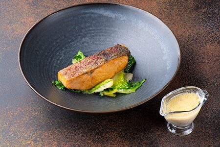 Стейк из лосося с романо и трюфельным соусом