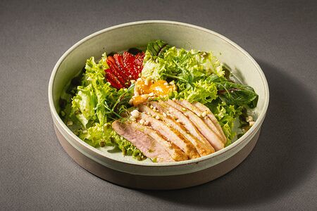 Салат с глазированным манго и утиным филе фламбе