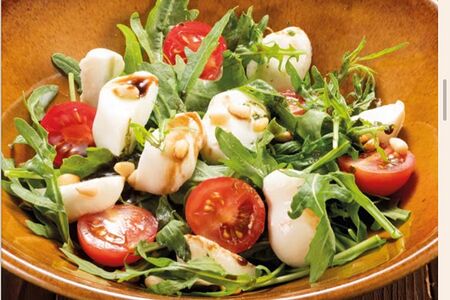 Салат с руколой и моцарелой 