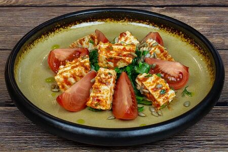 Салат с имеретинским сыром и розовыми томатами