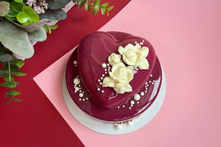 Муссовый торт в подарок бордовый с белыми цветами из шоколада