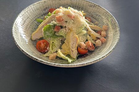 Салат Цезарь с курицей