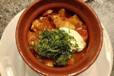 Жаркое по-домашнему подается с пампушкой