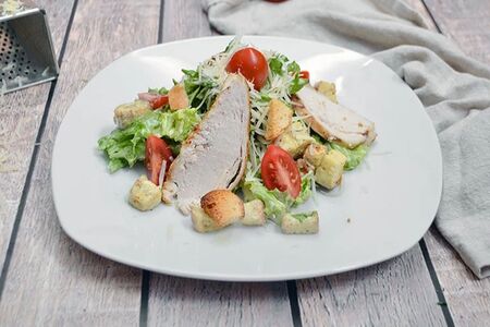 Салат Цезарь с курицей