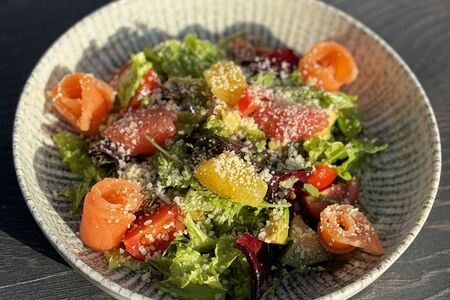 Салат с семгой и цитрусами