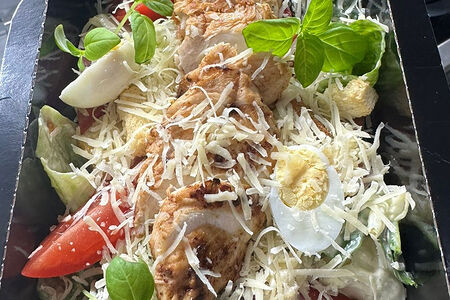 Салат цезарь с курицей