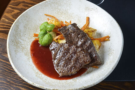 Стейк Три-тип с Бруснично-можжевеловым соусом, печеным бататом и кукурузой