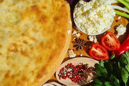 Осетинский пирог с творогом и зеленью