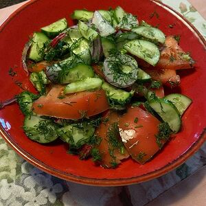 Салат из свежих помидоров и огурцов с укропом, луком и деревенским маслом