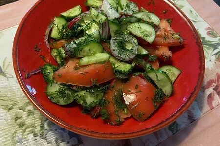 Салат из свежих помидоров и огурцов с укропом, луком и деревенским маслом