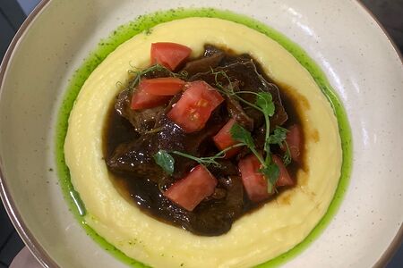 Говяжьи щеки в соусе порто с картофельным пюре