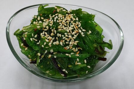 Салат Чука с ореховым соусом