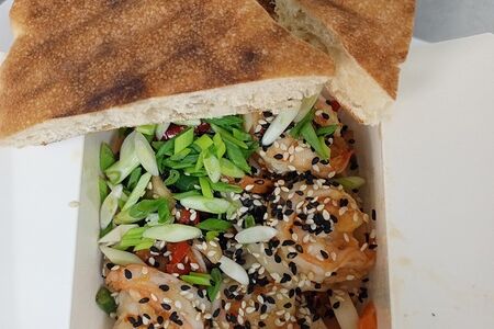 Удон с креветками в кисло-сладком соусе