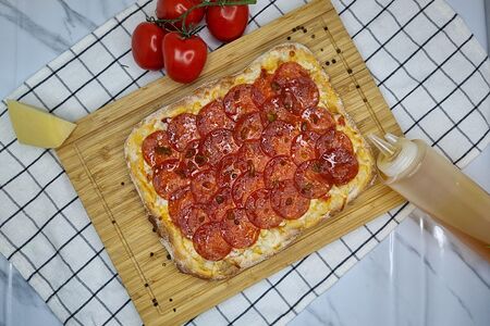 Римская Пепперони с медом и халапеньо