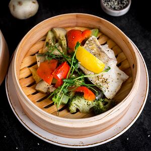 Судак с овощами на пару