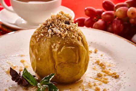 Печена ябълка