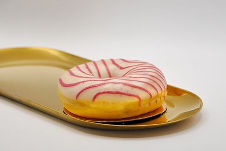 Донат с малиной