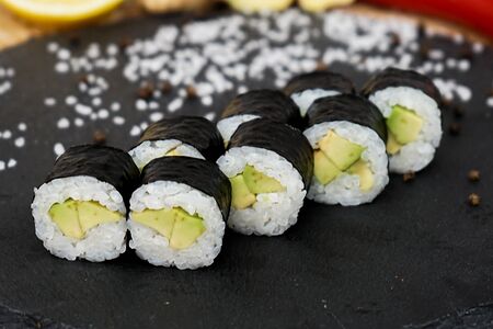 Маки-ролл с авокадо