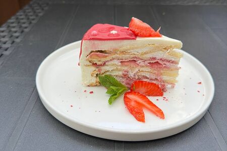 Молочная девочка с клубникой