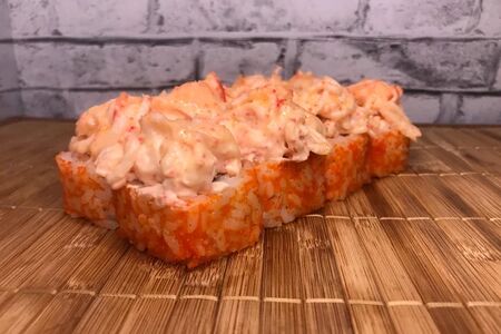 Запеченная Калифорния с авокадо и крабовой шапкой